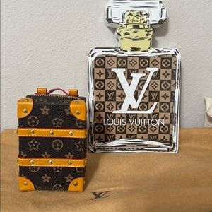 Vegan leather trunk air pod case/key chain in popular design New